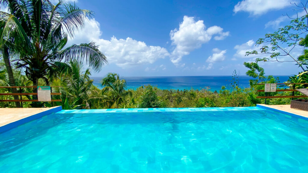 Pisicina del Hotel Acantilado la cual podrás disfrutar con nuestros planes turísticos