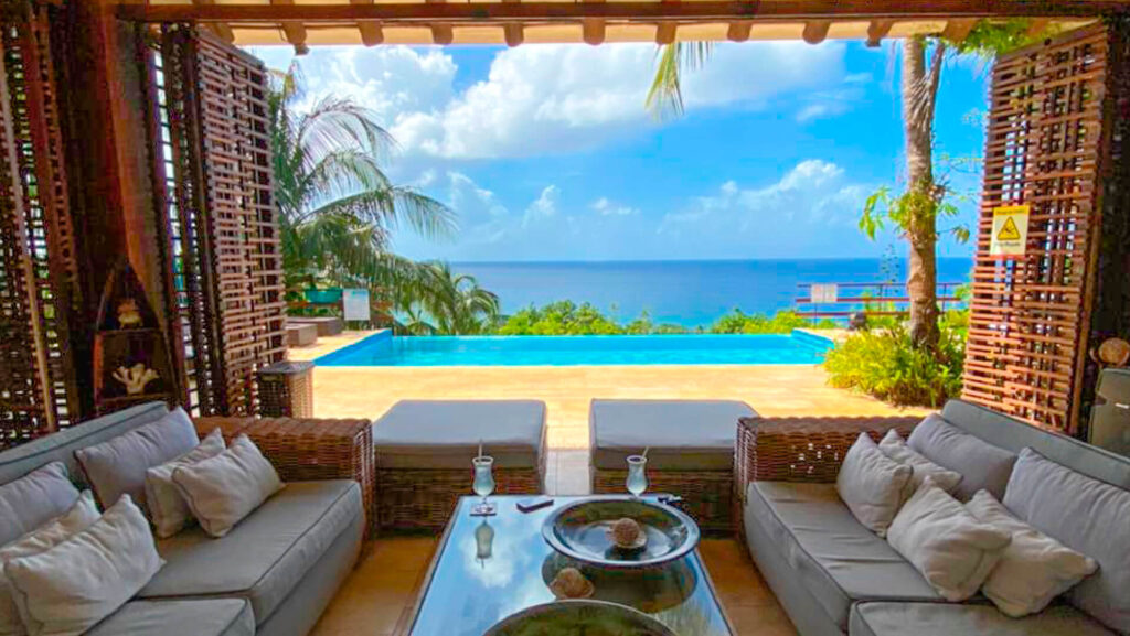 Pisicina del Hotel Acantilado la cual podrás disfrutar con nuestros planes turísticos