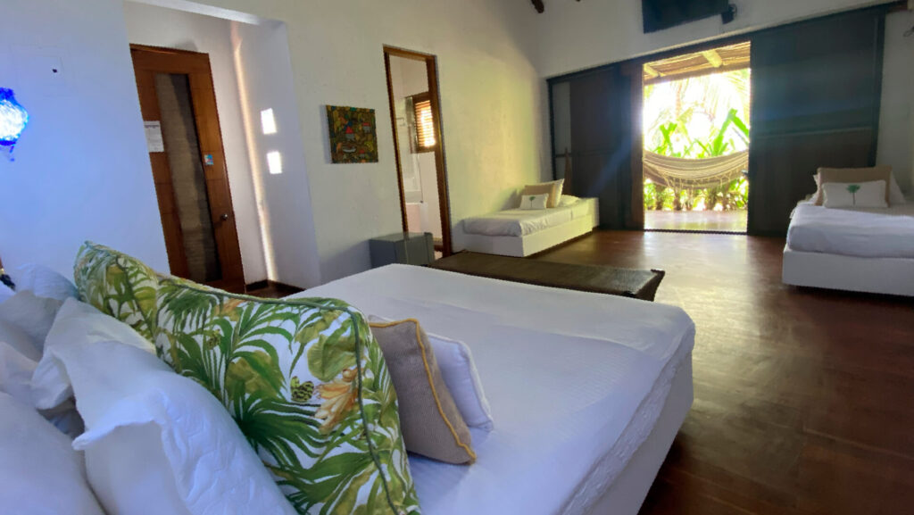 Habitación del Hotel Acantilado la cual podrás disfrutar con nuestros planes turísticos