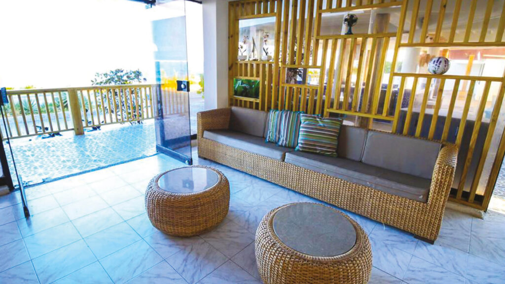 Sala del Hotel Blue Reef la cual podrás disfrutar con nuestros planes turísticos