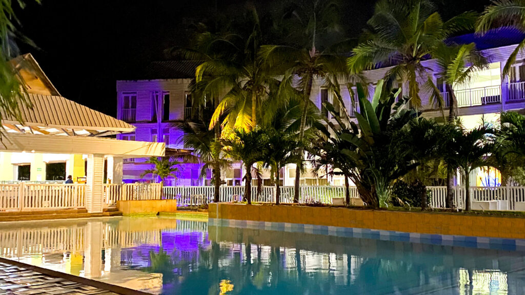 Piscina Hotel Blue Cove la cual podrás disfrutar con nuestros planes turísticos