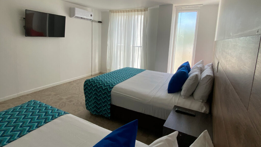 Habitación del Hotel Blue Cove el cual podrás disfrutar con nuestros planes turísticos