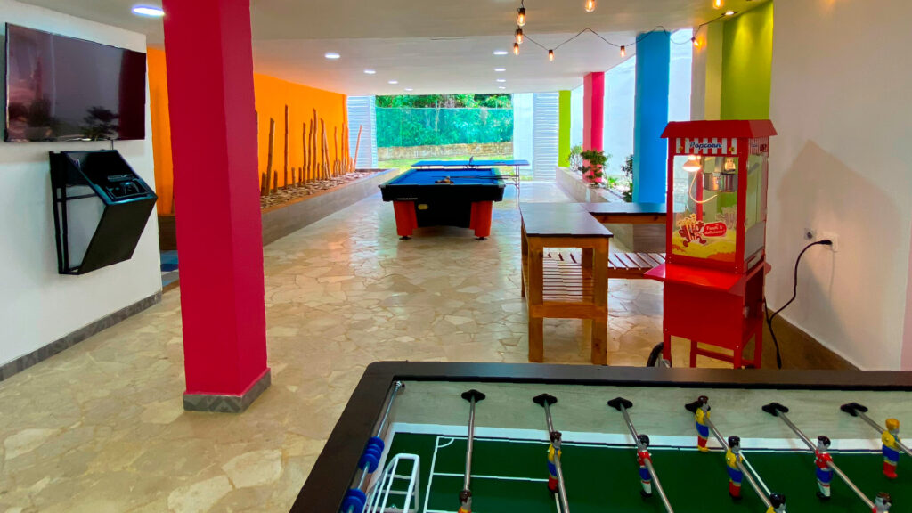 Salón de juegos del Hotel Blue Cove el cual podrás disfrutar con nuestros planes turísticos