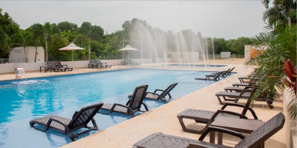 Piscina del hotel Ciela Hotel & Beach Club en Coveñas la cual puedes disfrutar con nuestros planes turísticos