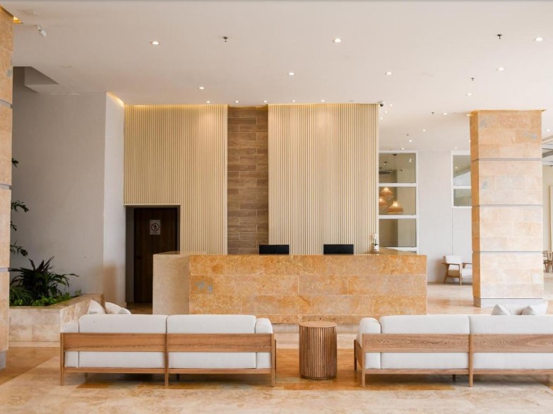 Recepción del hotel Ciela Hotel & Beach Club en Coveñas el cual puedes disfrutar con nuestros planes turísticos