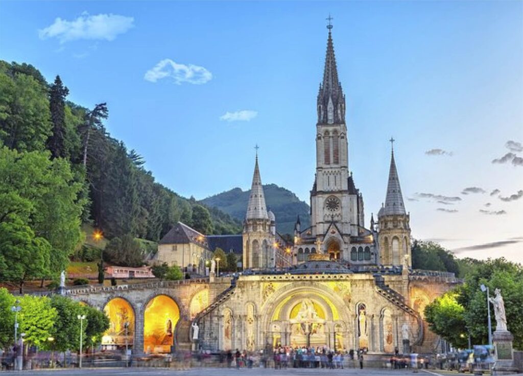 Vista de Lourdes destino incluido en el Circuito Europa el cual puedes dsifrutar con nuestros planes turísticos