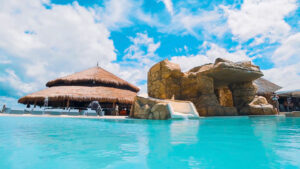 Piscina del hotel Wayira Beach la cual puedes disfrutar con nuestros planes turísticos