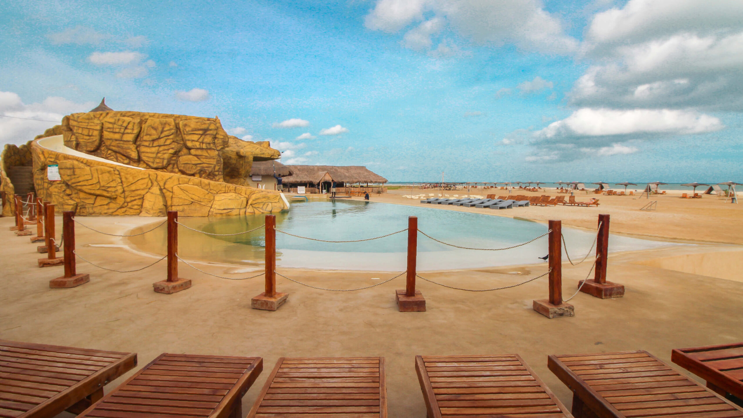 Piscina del hotel Wayira Beach en la Guajira la cual puedes disfrutar con nuestros planes turísticos