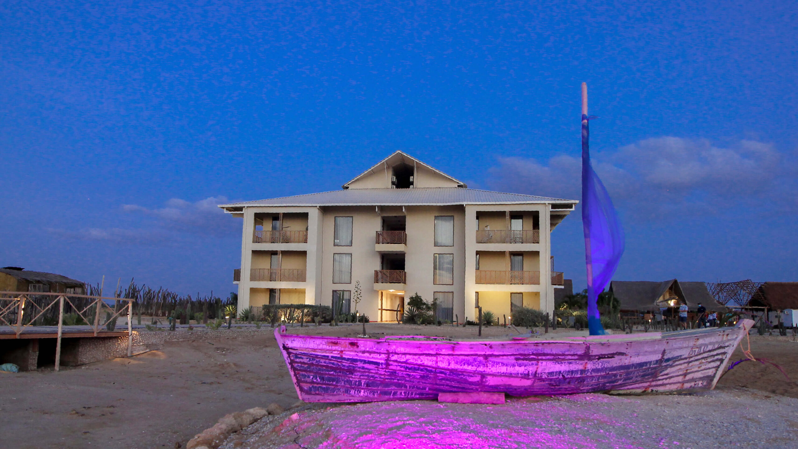 Hotel Wayira Beach en la Guajira la cual puedes disfrutar con nuestros planes turísticos