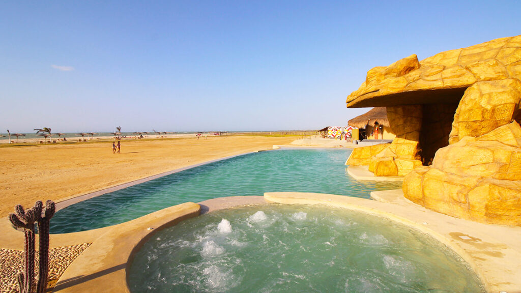 Piscina del Hotel Wayira Beach en la Guajira la cual puedes disfrutar con nuestros planes turísticos