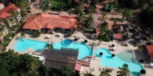 Piscina del hotel Mendihuaca Tayrona en Santa Marta el cual puedes disfrutar con nuestros planes turísticos