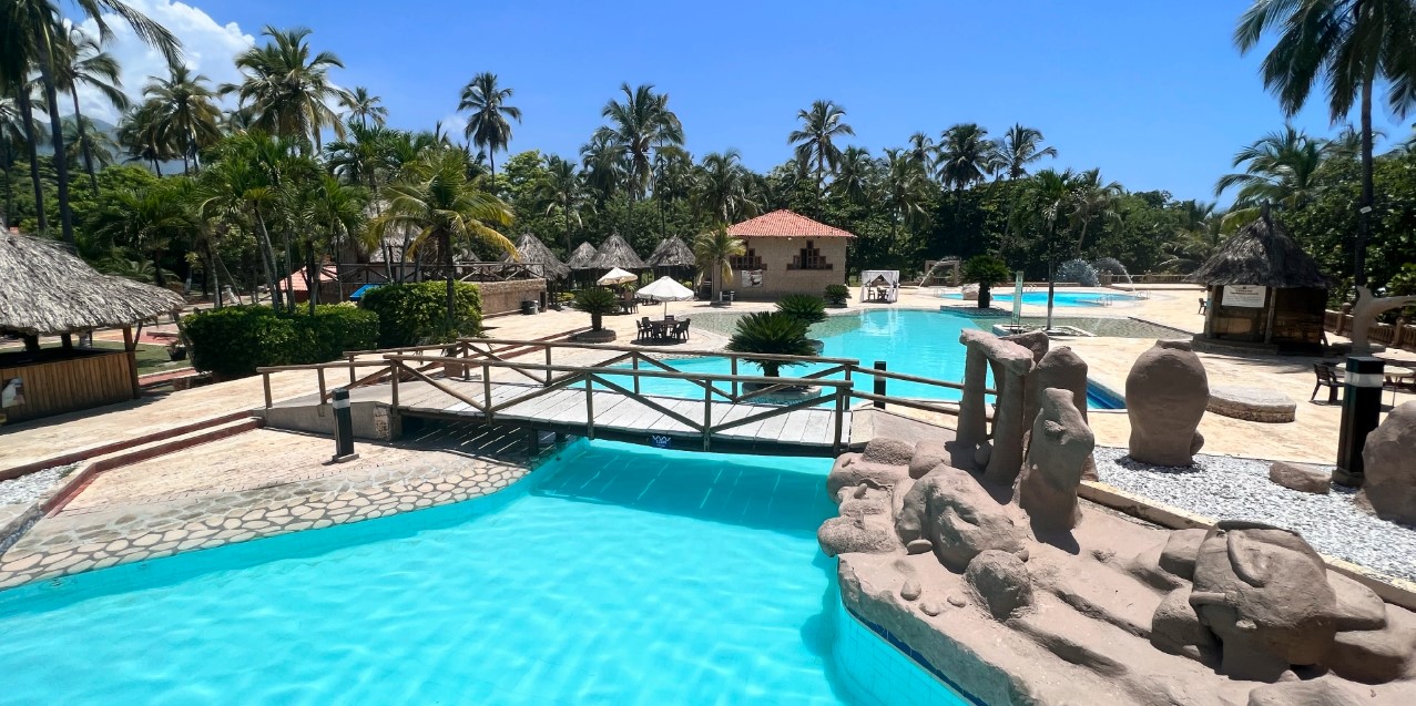Piscina del hotel Mendihuaca Tayrona en Santa Marta la cual puedes disfrutar con nuestros planes turístico