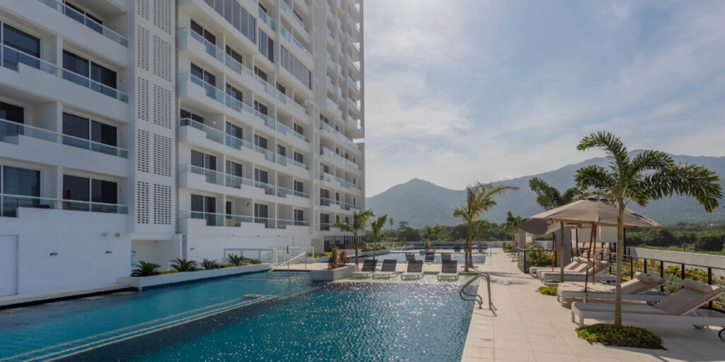 Piscina del hotel Porto Horizonte en Santa Marta la cual puedes disfrutar con nuestros planes turístico