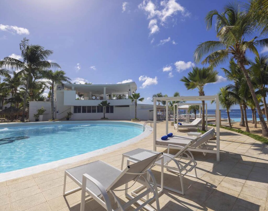 Piscina del hotel en República Dominicana la cual puedes disfrutar con nuestros planes turísticos